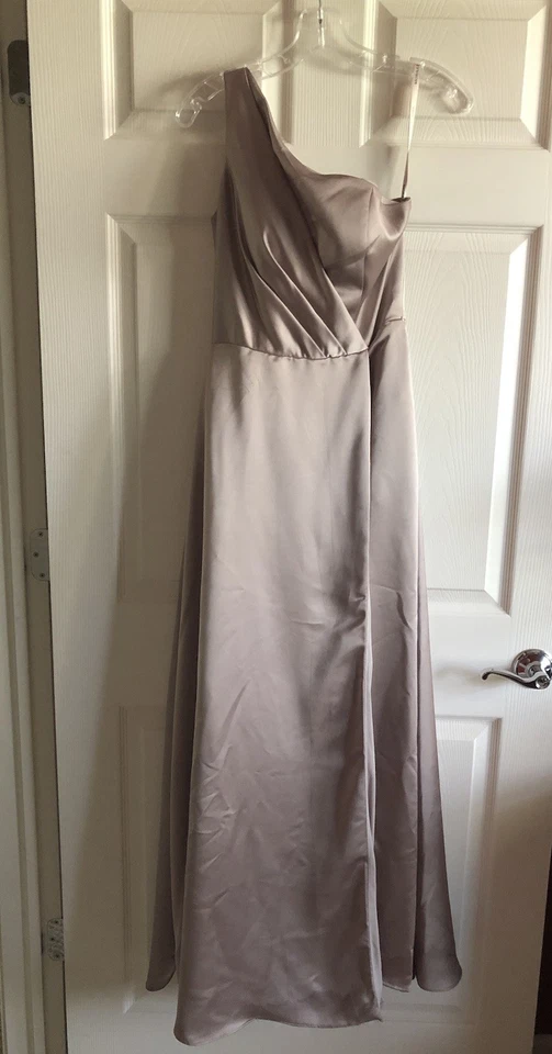 Vestido Morilee Madeline Gardner Champagne Satén Baile de graduación Dama de honor Bolsillos Talla 4 Foto 1 de 4