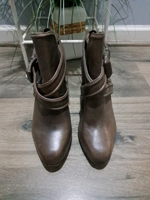 Botines Max Studio de cuero con hebilla lateral usados en excelente estado talla 7,5 Foto 1 de 4