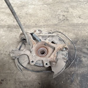 BMW 1 Series E88 E82 REAR LEFT SIDE WHEEL HUB SPINDLE 6762857 - Picture 1 of 6