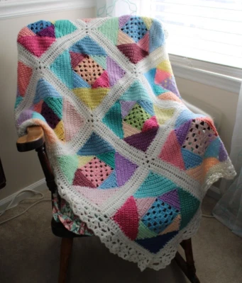 Manta Bebé Afgana Ganchillo a Mano PATCHWORK Edredón Look Niña o Niño Bordes Blancos Foto 1 de 4