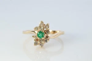 Anillo de oro amarillo con halo de diamantes y esmeraldas de 14k. Anillo con racimo de diamantes y esmeraldas. - Imagen 1 de 8