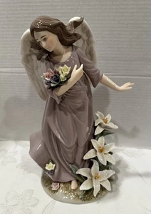 Engel Figur in Mauve sammelt Blumen -- 13 Zoll groß schönes Stück 👀🔥🔥 - Bild 1 von 6
