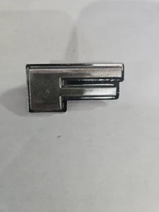Modelo de coche/camión desconocido vintage Ford letra F emblema OEM 1833-1T6M - Imagen 1 de 3