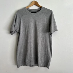 Fabletics The Training Day Shirt Herren Gr. Large Grau 24/7 Tee Kurzarm - Bild 1 von 4