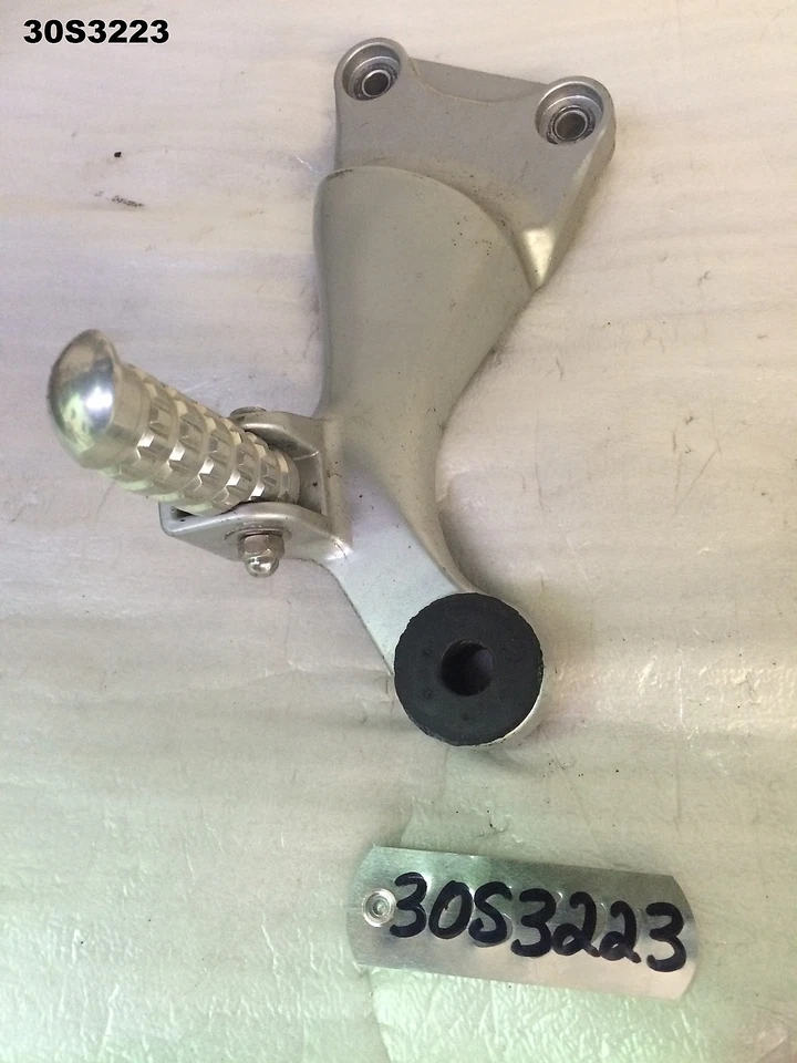 SUZUKI GSXR 1300 HAYABUSA 2004 LH PILLÓN CLAVIJA Y SOPORTE FABRICANTE DE EQUIPOS ORIGINALES LOTE 30S3223 - M531 Foto 1 de 1