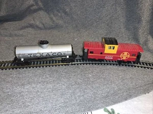 HO Scale Santa Fe Caboose And Texaco Tanker  - Picture 1 of 10