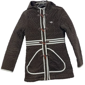 Abrigo Parka Para Mujer Adidas Marrón Acolchado Palanca Con Capucha Marrón Pequeño - Imagen 1 de 9
