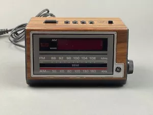 Reloj despertador vintage General Electric GE AM FM radio modelo 7-4601A grano de madera - Imagen 1 de 6