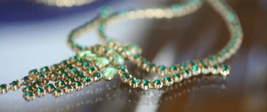 VINTAGE: * 2 GRÜNTÖNE ALLE STRASS 15" HALSKETTE AUF GOLDFARBEN: * HERVORRAGENDER ZUSTAND - Bild 1 von 11