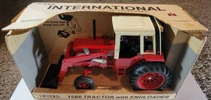 Ertl 1586 International Traktor mit Endlader und Fahrerhaus 1:16 1989 Oldtimer - Bild 1 von 9