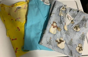 Set Of 3 Women’s Scrub Tops Short Sleeve Size Small Pockets - Picture 1 of 7