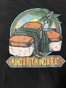 Camiseta Kinda Fit Kinda Fat Musubi Gráfica Manga Corta Talla 2X - Imagen 1 de 6