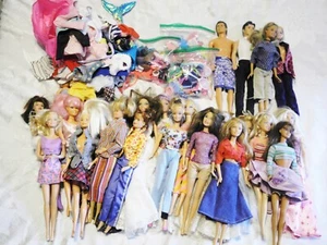 Konvolut 20+ Mattel Barbies, 2 Ken Puppen, 2 Kinder, Kleidung & Zubehör - Bild 1 von 9