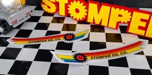 2 neue Stomper Oil Co. AUFKLEBER SET passend für Stomper Sattelzug LKW *LESEN - Bild 1 von 3