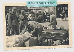 54ß Foto wk2 WH Soldaten beim Flohmarkt BESUCH in Frankreich - Bild 1 von 2
