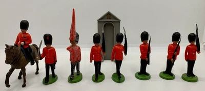 Guardias escoceses de plástico Britains/Herald de colección con oficial montado y fachada *BONITO* Foto 1 de 4