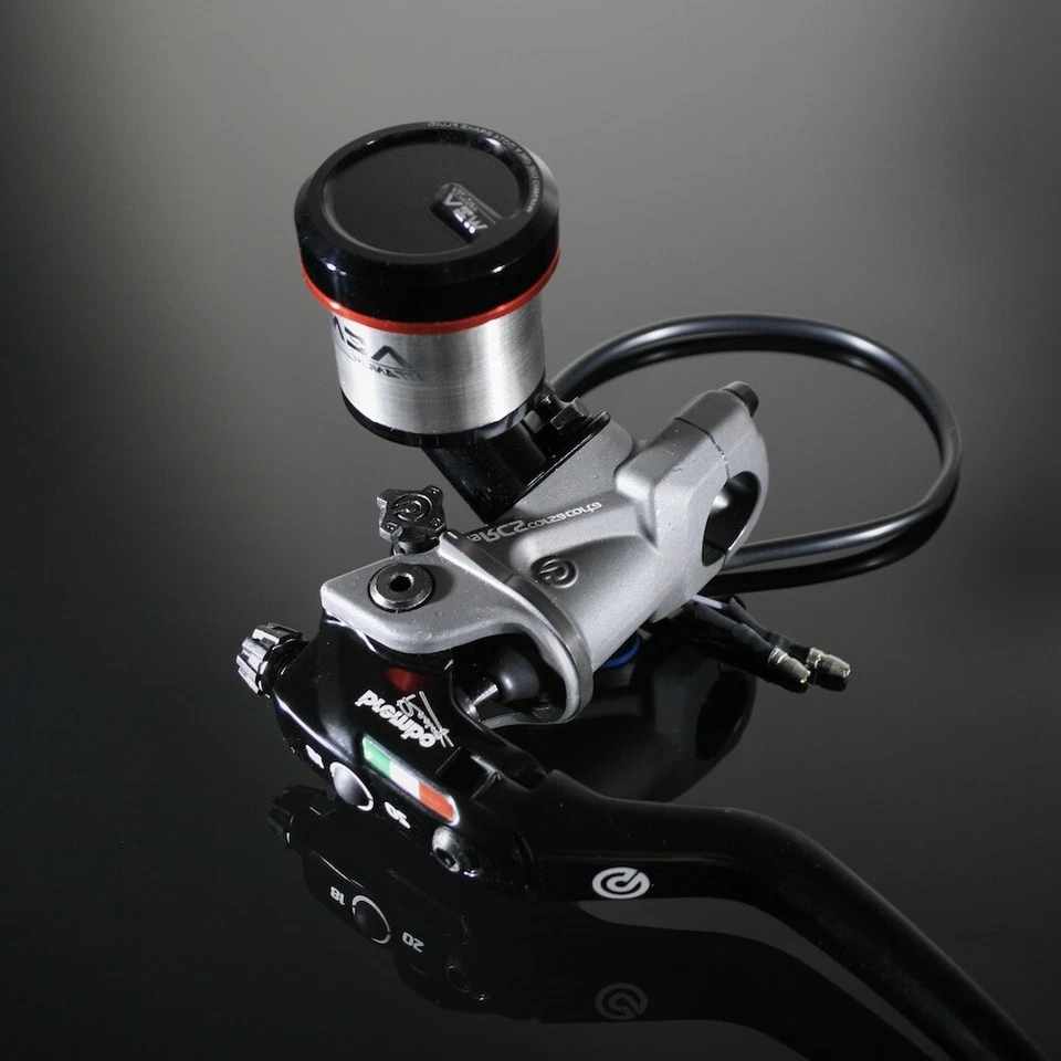 Tanque de depósito de embrague integrado AEM Factory Brembo Racing/RCS Corsa Corta Foto 1 de 1