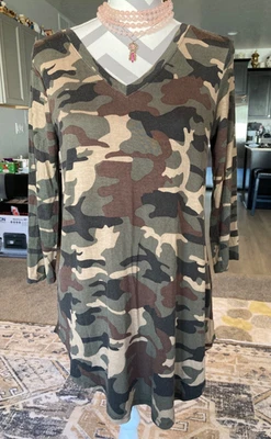 Top túnica elástica camuflaje cuello en V manga 3/4 Zenana Premium talla M Foto 1 de 4