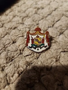 VINTAGE ENAMEL HAWAIIAN COAT OF ARMS Lapel Hat Pin - Picture 1 of 2