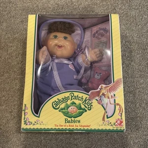 Cabbage Patch Niños Bebés Muñeca Sophie Eleanor Con Accesorios Pelo Rizado Nuevo en Caja - Imagen 1 de 7