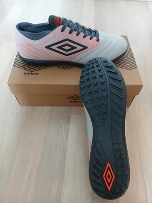 Umbro Hartplatz & Tartan Fussballschuhe | Größe 46 | Neu im Karton - Bild 1 von 3