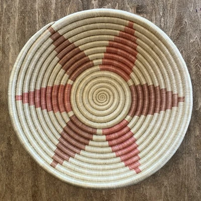 Cesta africana tejida hecha a mano apretada pesada rosa pétalo flor colgante Foto 1 de 4