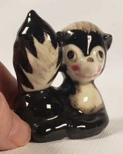 Vintage Skunk Figurine 1940s/50s 2.5"H Statue Animal Forest A74 - Picture 1 of 8