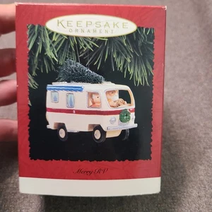 1995 HALLMARK RICORDO ORNAMENTO ALLEGRO CAMPER Mr & Mrs SANTA HIT THE ROAD - Foto 1 di 6