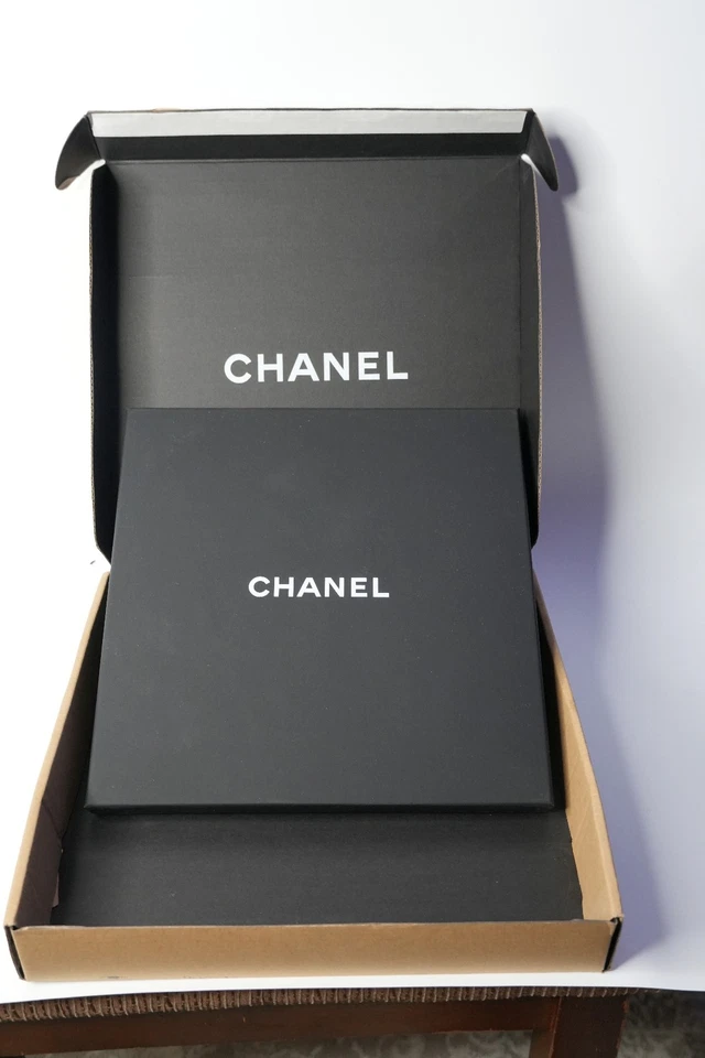 CHANEL Bufanda Seda Blanco Con Caja 90×90cm LOGO CC Foto 1 de 4