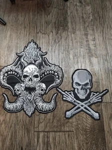 Parche trasero grande MEDUSA SKULL para chaleco de motociclista personalizado Un parche de calavera de doble dedo - Imagen 1 de 8