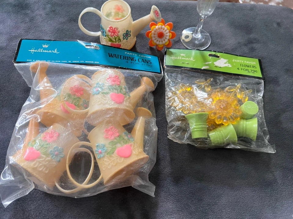 Lote de regalos de fiesta vintage con sello latas de riego flores anillo Foto 1 de 4