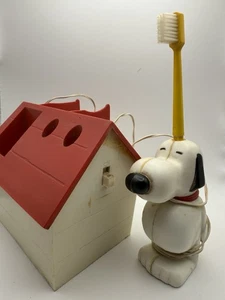 C-823 VINTAGE 1972 SNOOPY ELEKTRISCHE ZAHNBÜRSTE MIT SNOOPY UND SEINER HUNDEHÜTTE! - Bild 1 von 4