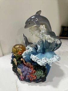 Delphin Sea Life Spieluhr Wasserkugel über den Wellen Statue - Bild 1 von 3