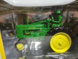 TRACTOR verde Ertl JOHN DEERE Ertl 75 años MODELO A con agricultor 1:32 en caja - Imagen 1 de 3