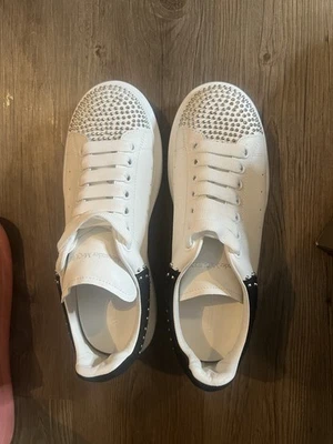 Zapatillas Alexander McQueen de gran tamaño negras blancas con alerón blanco y suela Foto 1 de 4