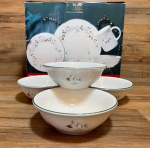 SET OF 4 - PFALTZGRAFF WINTERBERRY 6" CHRISTMAS HOLIDAY SOUP CEREAL SALAD BOWLS - Picture 1 of 5