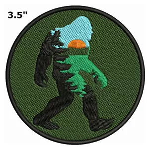 Bigfoot Sonnenuntergang Wald Bäume Patch bestickt Haken Schleife Applikation Cryptid Legend - Bild 1 von 12