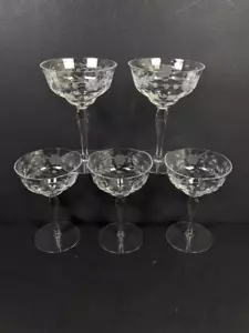 Menge 5 klare Kristallbecher geschnittene Traubenrippen 6 Unzen Weinbecher mit Füßen - Bild 1 von 11