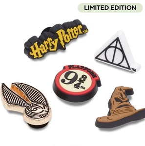 Harry Potter Crocs Jibbitz Plataforma 9 3/4 Snitch Reliquias de la Muerte Sombrero Clasificador - Imagen 1 de 6