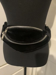 Street Level Damen Bauchtasche tiefschwarz Samt mit verstellbarem Riemen neu ohne Etikett - Bild 1 von 5