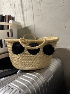 Raffia Bast Korb Mit Schwarzen Pompoms Wie Neu - Bild 1 von 4