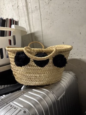 Raffia Bast Korb Mit Schwarzen Pompoms Wie Neu - Bild 1 von 4