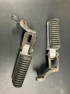 COPPIA PEDALINE PASSEGGERO YAMAHA XMAX 125-250 DAL 2005 AL 2009 - Foto 1 di 2