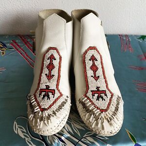 Vintage MINNETONKA BEADED MOCCASINS Shoes Fringe Leather White Bootie Boots 8 9