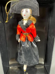 Damas Con Elegancia Colección 8" Adorno de Vidrio — Elegante Abrigo Rojo y Piel Negra - Imagen 1 de 8
