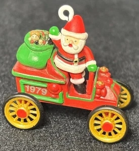 Vintage Punze Weihnachtsschmuck Here Comes Santa’s Motor Car Mini - Bild 1 von 6