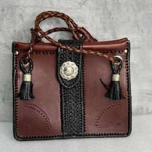 Borsa a tracolla artigianale in pelle strutturata con nappe e medaglione argento - Foto 1 di 18