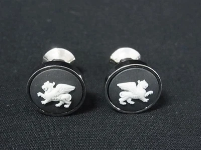 Abotoaduras Wedgwood preto jasperware motivo leão camafeu hardware tom prata - Imagem 1 de 3