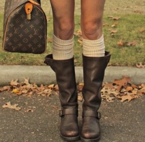 Stivali Moto Frye Slouch Vera Slouch Alti Caffè Pelle Blocco Tacco Fibbia 11 - Foto 1 di 8