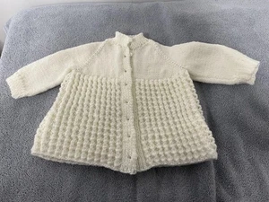 Handgefertigter Baby’s Strickpullover mit Knopfleiste - Bild 1 von 6